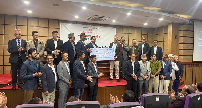 बाढीपीडितका लागि चितवन उद्योग वाणिज्य संघद्वारा १५ लाखभन्दा बढी राहत रकम हस्तान्तरण